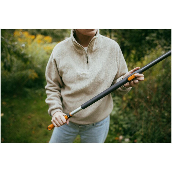 Черенок алюминиевый телескопический Fiskars 1080547 (119-174см)