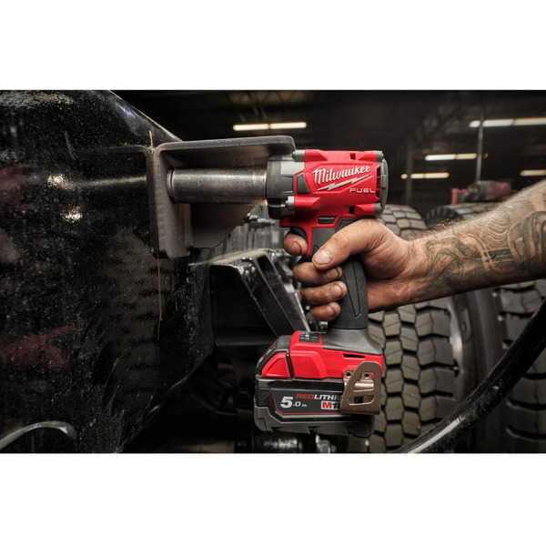 Гайковерт Milwaukee M18 FIW2P12-502X 4933478447 (с 2-мя АКБ, кейс)