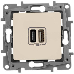 Розетка Legrand Etika 672336