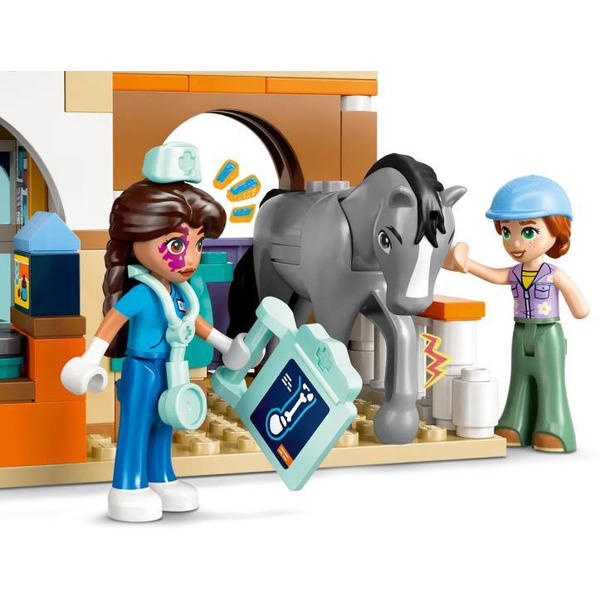 Конструктор Lego Friends Ветеринарная клиника для лошадей и питомцев 42651