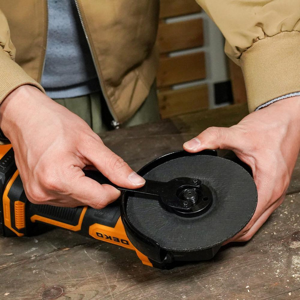 Угловая шлифмашина Deko DKAG20-125 (063-2150) с 1-м АКБ