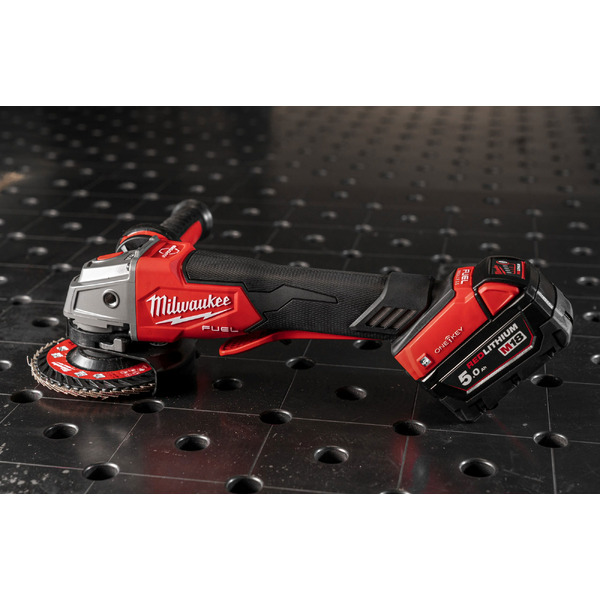 Угловая шлифмашина Milwaukee M18 ONEFSAG 125XPDB-502X Fuel 4933478435 (с 2-мя АКБ)