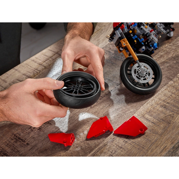 Конструктор LEGO Technic 42202 Мотоцикл Ducati Panigale V4 S