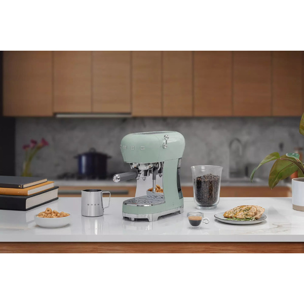 Рожковая кофеварка Smeg ECF02PGEU