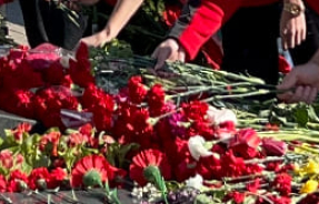 Фотофакт. Возложение цветов и венков к монументам Победы