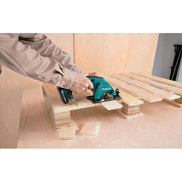 Аккумуляторная циркулярная пила MAKITA HS301DWAE
