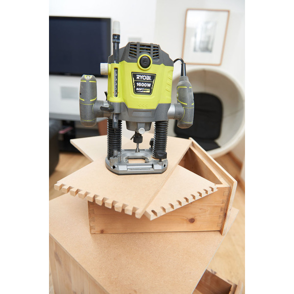 Фрезер Ryobi RRT1600-K (5133004796)